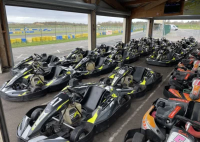 Karts Sodi 390cc et 270cc de Technikart parqués sous le hangar et prêts à bondir sur les pistes du circuit Technikart